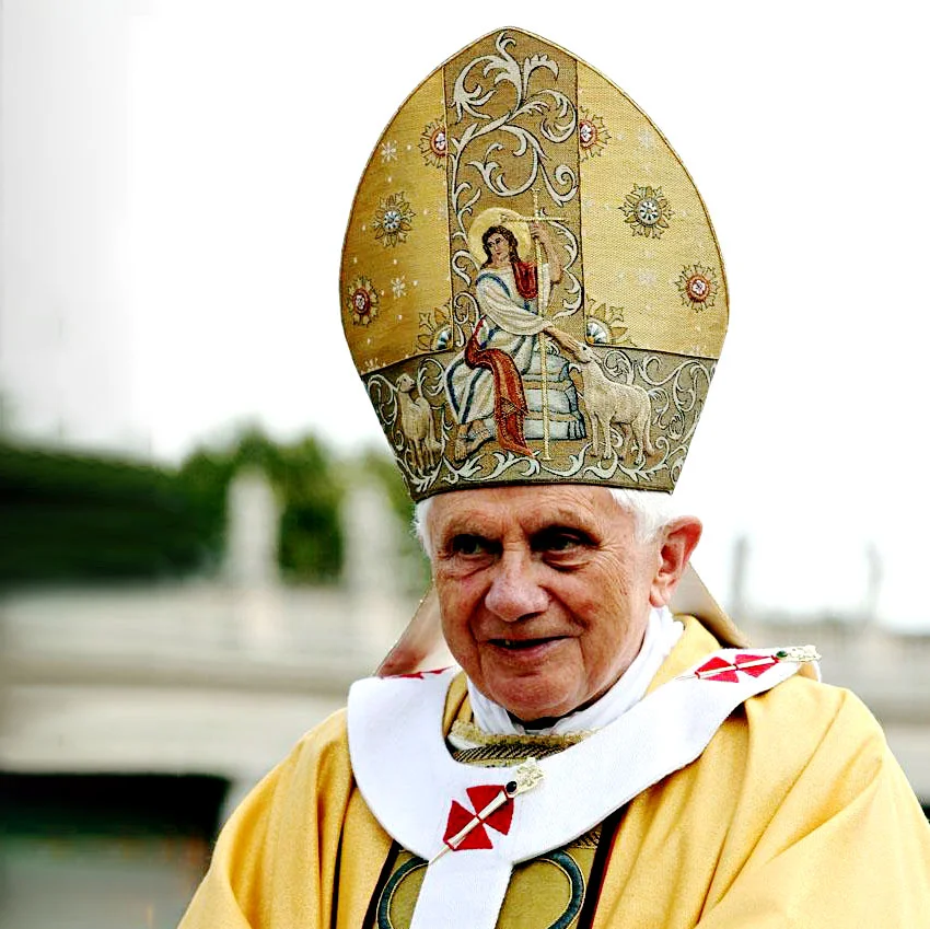 Bento XVI - Joseph Aloisius Ratzinger nasceu no estado da Baviera, na Alemanha, e ocupou o trono por 7 anos e 315 dias - de 19 de abril de 2005 a 28 de fevereiro de 2012, quando abdicou da função. 

