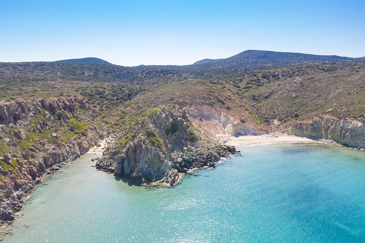5) Sarakiniko (Ilha de Milos, Grécia): A praia é conhecida por sua beleza natural única, com formações rochosas vulcânicas brancas que criam uma paisagem lunar. As águas cristalinas e a areia fina e dourada completam o cenário paradisíaco.