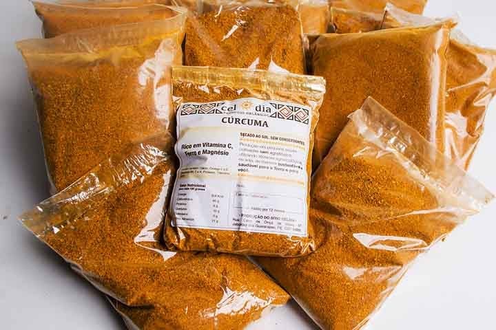 A cúrcuma pode ajudar no emagrecimento por possuir ação termogênica, estimulando o gasto energético e a queima de gordura corporal.