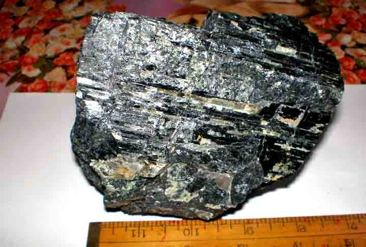 Turmalina Negra- Formada em pegmatitos, é uma variação da turmalina, geralmente preta ou marrom-escura. Os países onde sua extração é mais comum são Brasil, EUA e Madagascar. Conhecida por suas propriedades de proteção contra energias negativas.