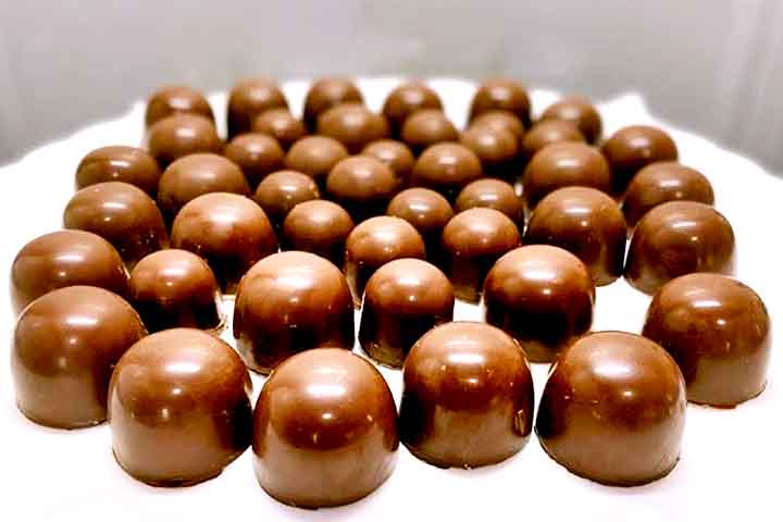 Ele pode ser definido como qualquer doce que seja envolvido com chocolate e não precisa necessariamente ter ganache em seu recheio.  