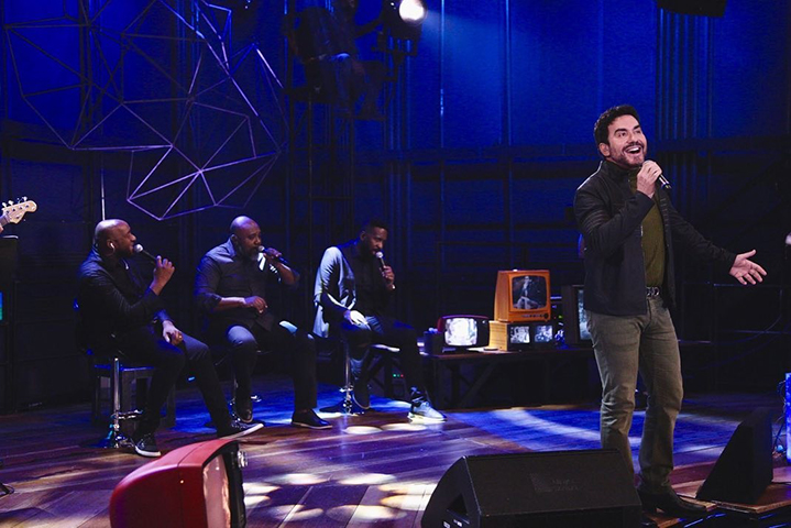 Seu primeiro disco de platina, intitulado Vida, foi lançado pela LGK Music e pela Som Livre, com quem continuou gravando. Por ela, lançou mais dois discos (Iluminar e Eu e o Tempo – CD e DVD) até o fim do ano de 2009. Também teve breve passagem pela gravadora Sony Music. 
