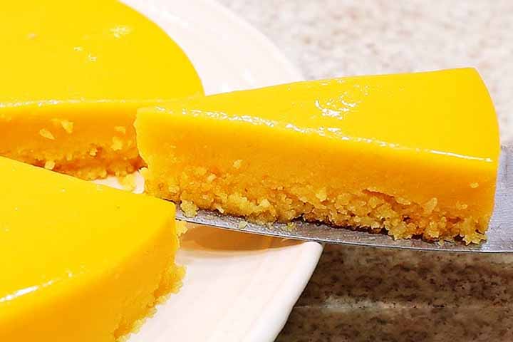 Em seu preparo, a mistura é batida até ficar homogênea, sendo assada em banho-maria. Dependendo do tamanho da forma, a quantidade dos ingredientes pode mudar.