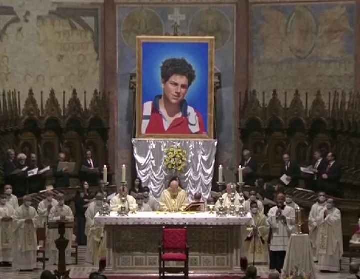 O segundo milagre atribuído a Carlo Acutis, reconhecido em maio de 2024, envolveu a cura de uma jovem costarriquenha, Valeria, após um acidente de bicicleta sofrido em 2022. Ela tinha poucas chances de sobrevivência, mas foi curada dias depois de sua mãe rezar no túmulo de Acutis em Assis, na Itália. 