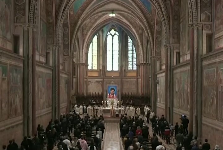 Conhecido por seu trabalho em documentar diversos milagres católicos em um site que ele mesmo criou, o jovem ganhou o apelido de o influenciador de Deus.