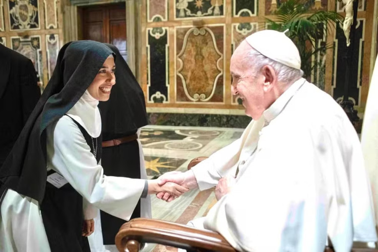 Após ser denunciada por meio de uma carta anônima, Aline Pereira Ghammachi perdeu o cargo de madre-abadessa, na Itália.