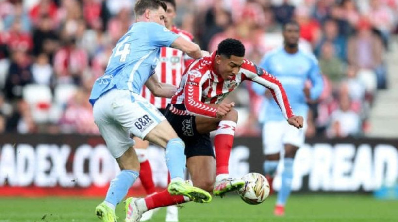 Após vencer na ida, fora, por 2 a 1, Sunderland vê o time de Frank Lampard vencer a volta por 1 a 0. Mas gol no fim do tempo-extra vale a vaga