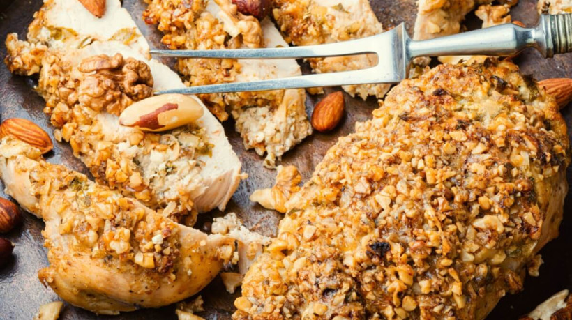 Filé de frango com crosta crocante de nozes e castanhas 
(Imagem: Chatham172
| Shutterstock)