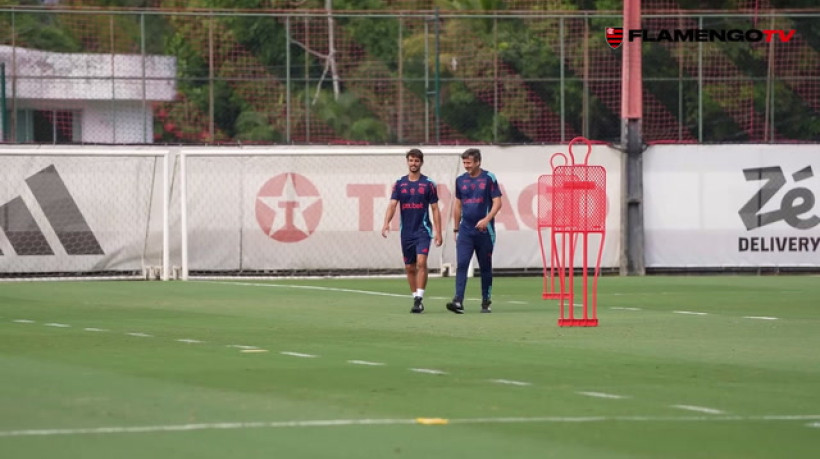 Flamengo treina no Ninho com Rodrigo Caio na comissão de Filipe Luís