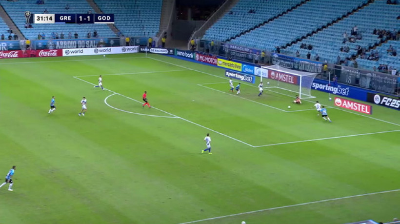 Arezo recebe livre na área e perde gol sem goleiro para o Grêmio