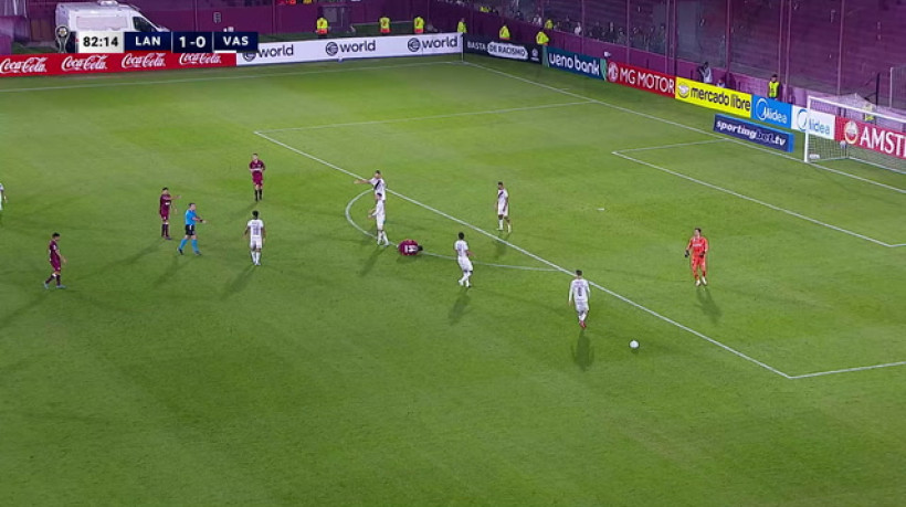 Improvisado na zaga do Vasco, Hugo Moura faz falta e recebe cartão vermelho