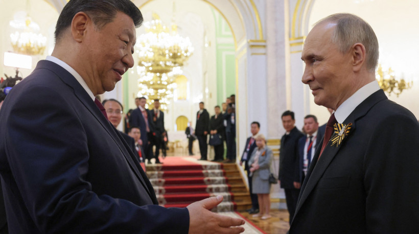 Nesta fotografia distribuída pela agência estatal russa Sputnik, o presidente russo, Vladimir Putin, e o presidente chinês, Xi Jinping, participam de uma recepção festiva para líderes estrangeiros presentes nas comemorações do Dia da Vitória, que marca o 80º aniversário da vitória da União Soviética sobre a Alemanha nazista na Segunda Guerra Mundial, no Kremlin, em Moscou, em 9 de maio de 2025