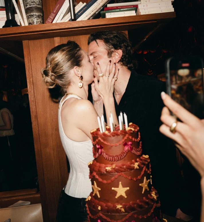 Mas, desta vez, o que chamou atenção não foi um novo filme, e sim um momento raro de sua vida pessoal. Durante o aniversário de Gigi Hadid, a modelo compartilhou uma foto em que aparece beijando o ator, confirmando publicamente o namoro dos dois.