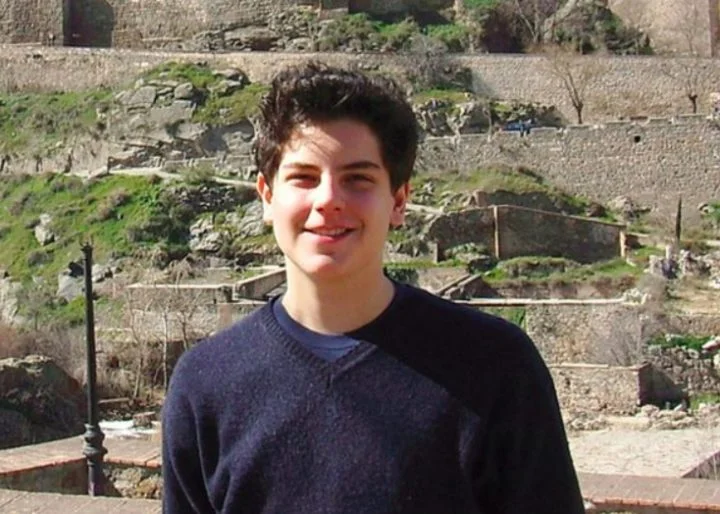 Nascido em Londres, em 1991, ele faz parte, portanto, do grupo de pessoas chamadas de 'millennials' (nascidas entre 1981 e 1996). Acutis logo se mudou com sua família para Milão, na Itália, país onde seus pais nasceram.