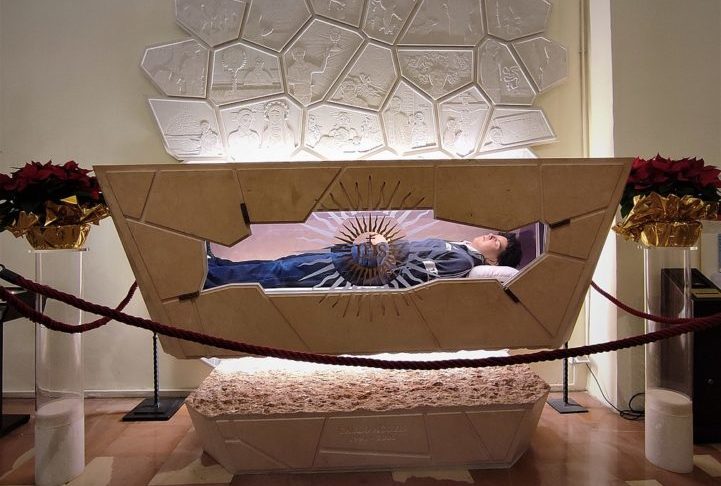 O corpo de Carlo foi preservado e fica exposto na Igreja de Santa Maria Maior, na cidade de Assis, na Itália. Por isso, é chamado como o primeiro beato de tênis e calça jeans. 