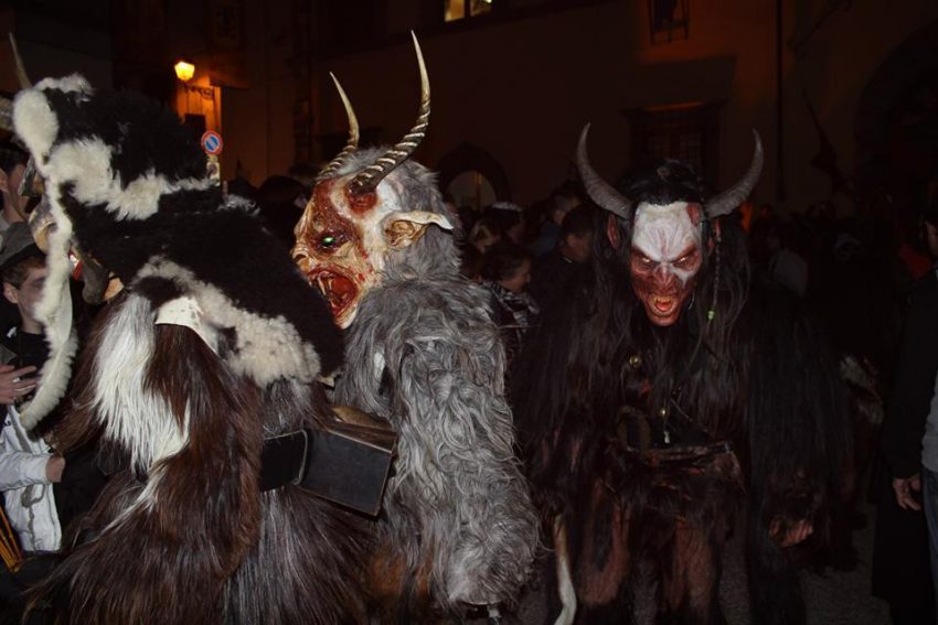 A lenda do Diabo na Ponte della Madalena virou evento folclórico no Halloween, com atores vestidos a caráter. 