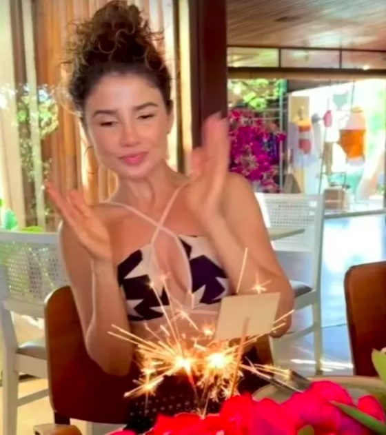 Atuante nas redes sociais, a cantora tem mais de 6 milhões de seguidores no Instagram. E, assim como recebe muitos elogios, também é detonada por críticos com alguma frequência. 