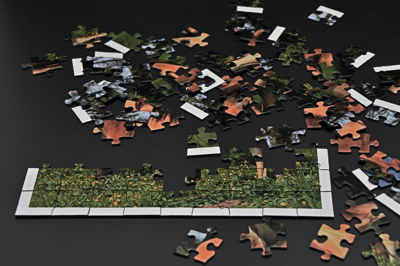 Uma das teorias é de que o quebra-cabeça foi inventado pelo cartógrafo inglês londrino John Spilsbury, em 1760, que colou peças em pequenos pedaços, formando o mapa da Europa. Assim, o material serviu para ajudar as crianças a aprender sobre geografia.