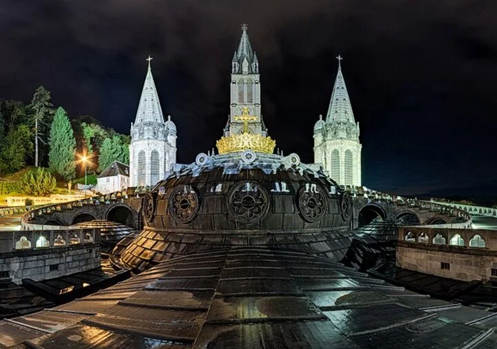 Lourdes é um dos mais importantes santuários do mundo, destino de cerca de 3,5 milhões pessoas anualmente - entre peregrinos católicos e turistas. 

