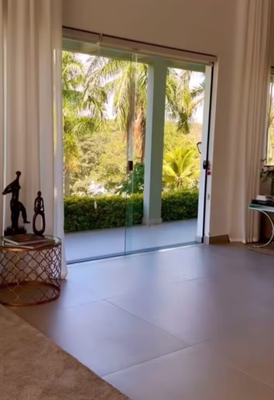 Paula Fernandes tem um carinho especial por Belo Horizonte. Ela já postou fotos nas redes sociais revelando detalhes do interior de sua mansão. Uma grande propriedade perto da capital mineira. 
