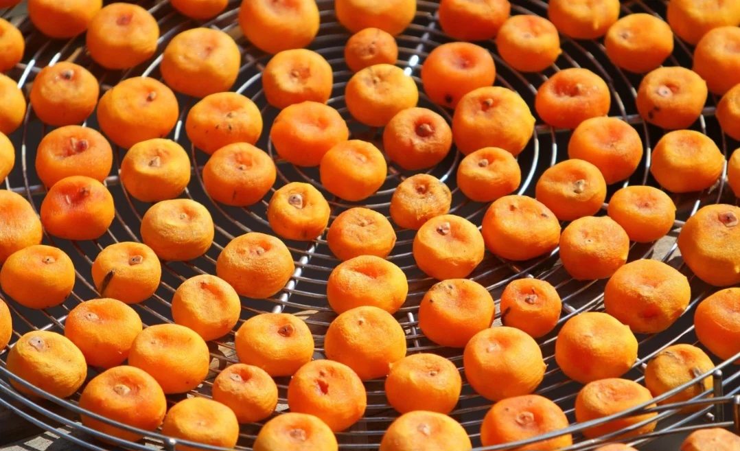 Apesar da fruta ser consumida geralmente in natura, o caqui pode ser adicionado em sucos, geleias, sorvetes, bolos, entre outras preparações. 