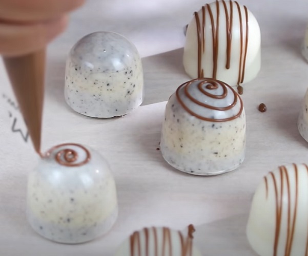 A trufa de chocolate é um tipo de doce que consiste de um centro de ganache envolto em cacau em pó, castanhas pulverizadas ou chocolate.