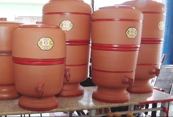 Filtro de barro: Figurinha carimbada nas casas de muitas vovós e vovôs pelo Brasil, o filtro de barro é uma invenção brasileira baseada nas moringas indígenas. 