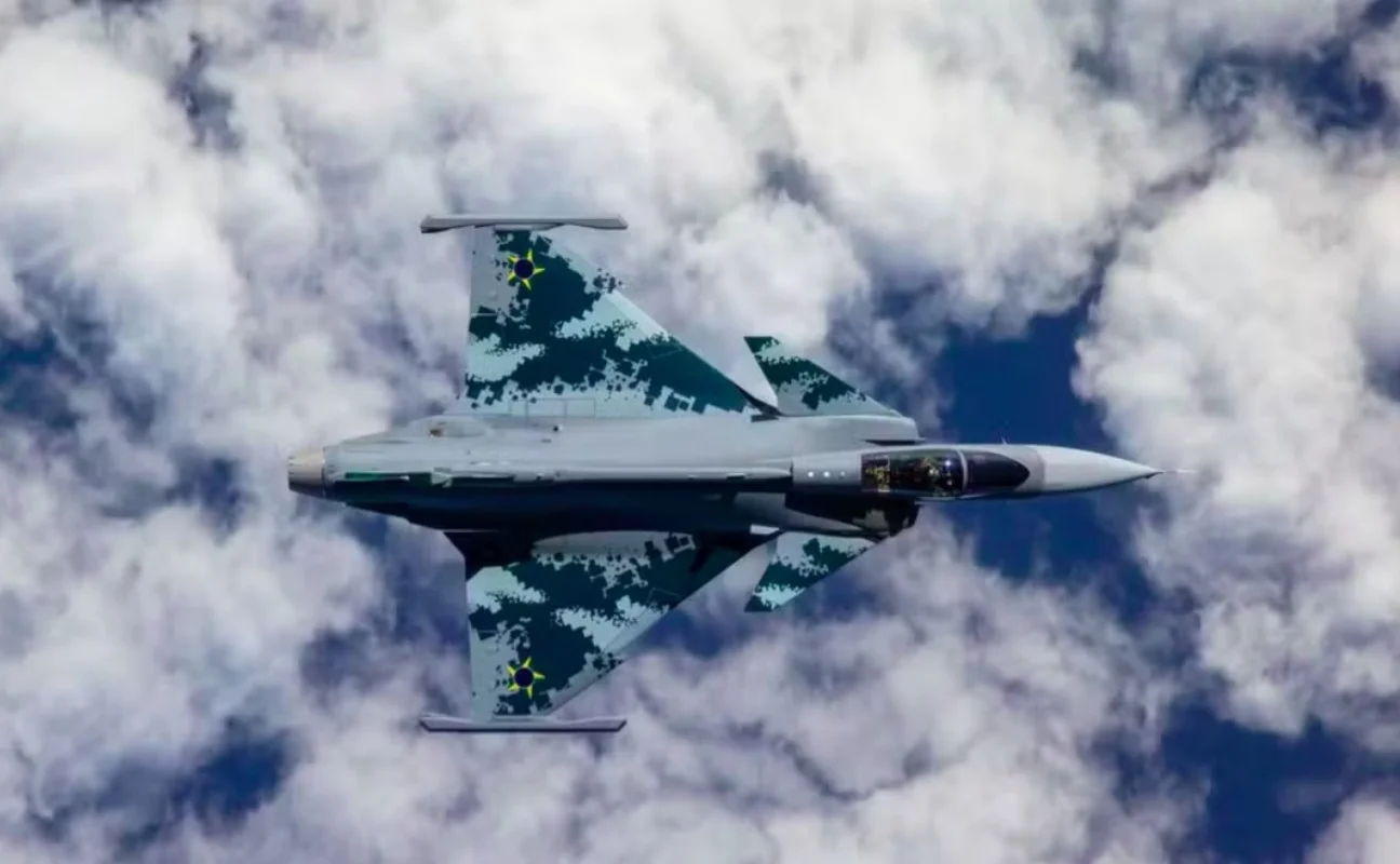 Após 16 anos de desenvolvimento, o avião fabricado pela empresa sueca Saab será incorporado ao 1º Grupo de Defesa Aérea, o esquadrão responsável por introduzir o modelo no Brasil.