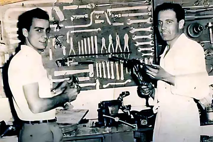 Apesar de tentativas anteriores, como as dos irmãos Sturtevant (1902) e Munro Horner, só na década de 1930 a dupla brasileira desenvolveu um modelo eficiente. 