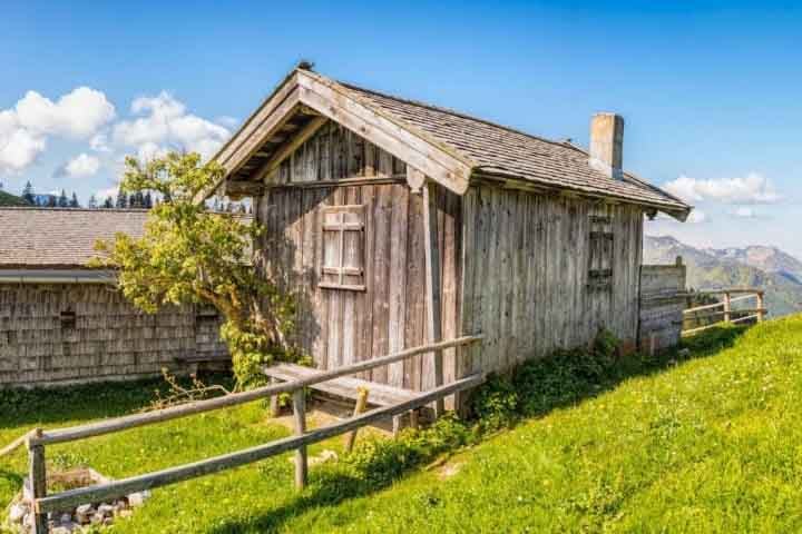 Cabana de Campo (ou Farmhouse Cabin): Inspirada em casas de fazenda, este estilo une o charme do campo com o conforto de uma cabana. A decoração costuma incluir objetos vintage, tecidos de algodão e móveis robustos.