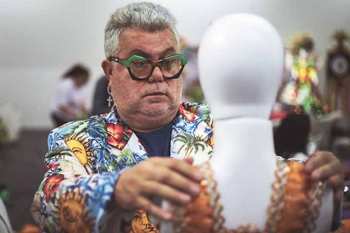 A partir de 2007, iniciou sua carreira internacional trabalhando no Brazilian Ball do Canadá, Toronto, onde ficou até setembro de 2012. Em 2010, tornou-se o carnavalesco da primeira agremiação de San Luis: a Sierras del Carnaval, realizando os desfiles de 2010 a 2013. 