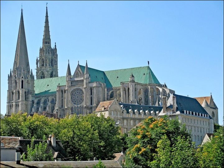  A Catedral de Chartres, em Chartres, na França, começou a ser construída em 1145, mas sofreu um incêndio e precisou ser reconstruída, obra que começou em 1194