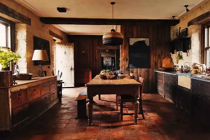 O design é dessas cabanas é acolhedor, com cores e móveis em estilo rústico, e costuma incluir áreas para refeições ao ar livre e varandas cobertas.