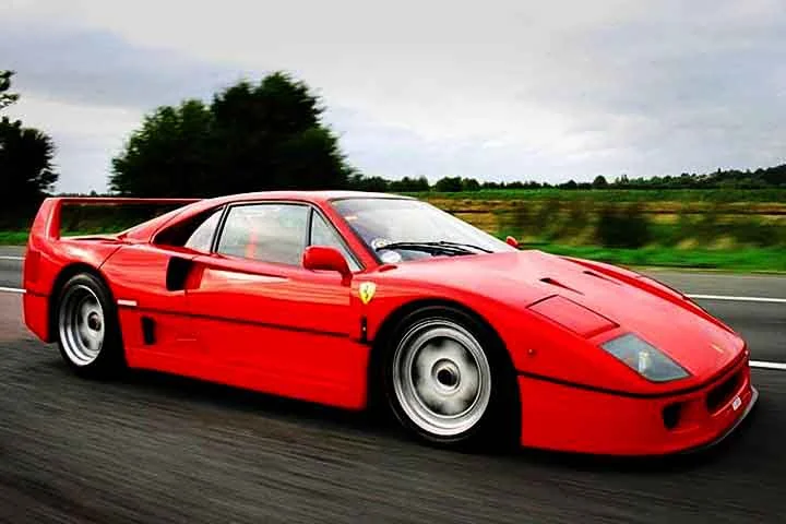 Com velocidade máxima de 300 km/h, o carro é uma raridade, com pouco mais de mil unidades no mundo, e seu preço chega a ultrapassar R$ 4 milhões.