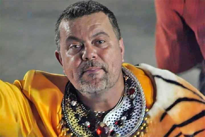 Depois passou pela União da Ilha, Leandro de Itaquera, de São Paulo, Unidos da Tijuca e em seguida foi para a São Clemente, onde ficou por dois anos, tendo inclusive estreado no Grupo A (atual Série Ouro).