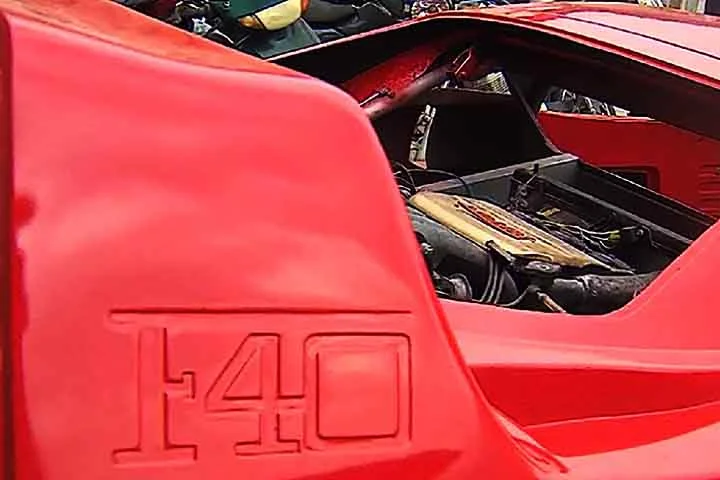 Já a réplica criada por José Vitor foi construída a partir de materiais simples comprados em ferragens e lojas de construção.