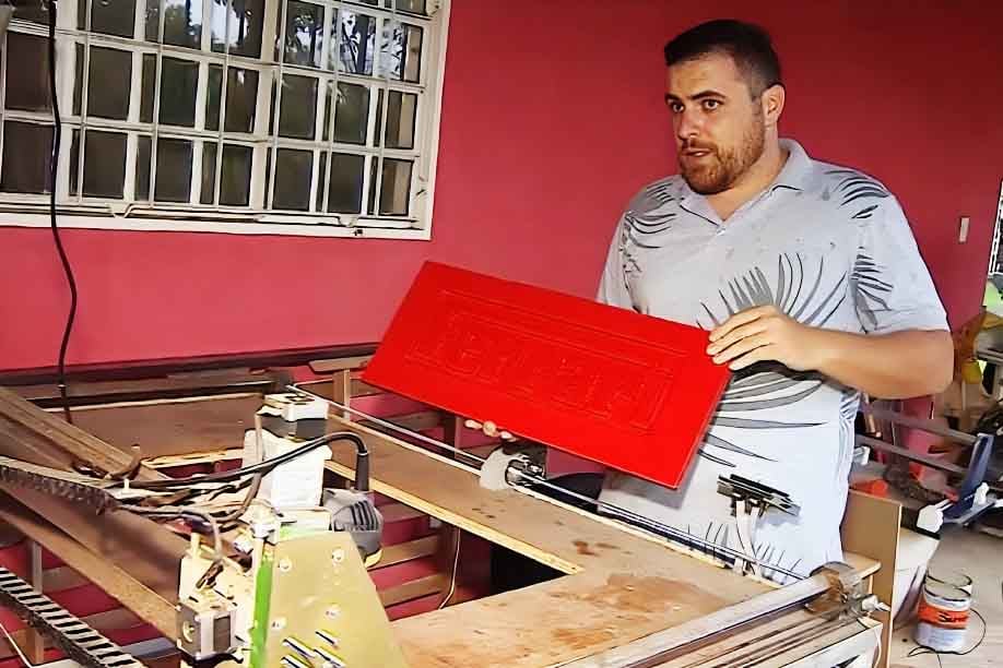 Ele fabricou as chapas e moldou o automóvel em um laboratório improvisado nos fundos de sua casa, que fica em Cachoeira Paulista.