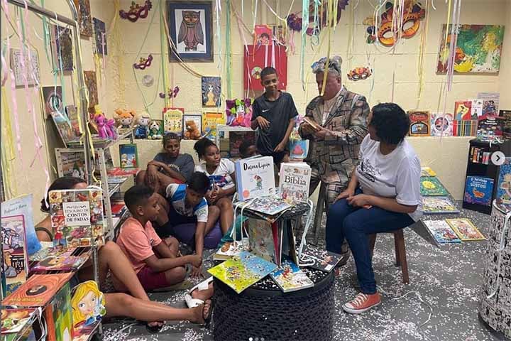 No Cantagalo, inaugurou uma biblioteca (projeto Favelivros), que estimula a leitura e novos talentos no mundo das artes. Além disso, ele emprestou sua voz marcante e carismática ao aplicativo de GPS, Waze, e também do metrô do Rio, no carnaval. 