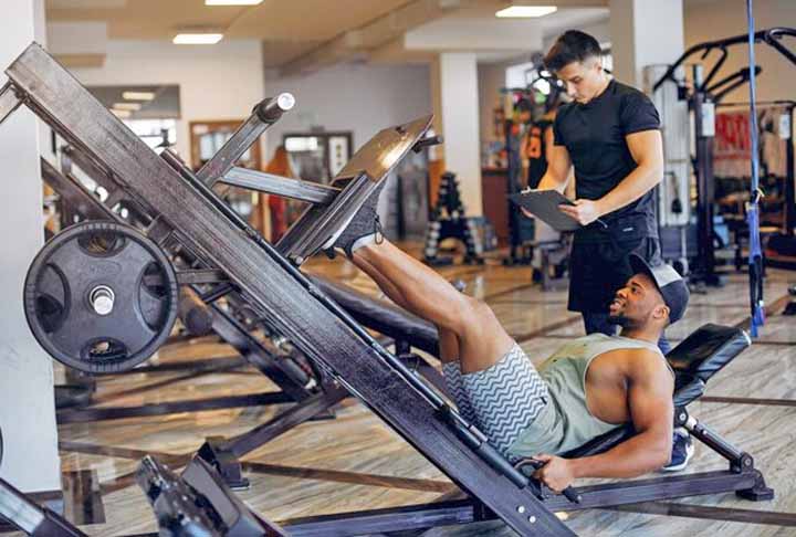 Os exercícios físicos ajudam na melhora da capacidade cognitiva, além da redução dos níveis de ansiedade e estresse. A prática diária é capaz de fornecer mais energia para o corpo e aumentar a autoestima. Libera endorfina no cérebro, hormônio que é conhecido por causar felicidade e que traz inúmeros outros benefícios.