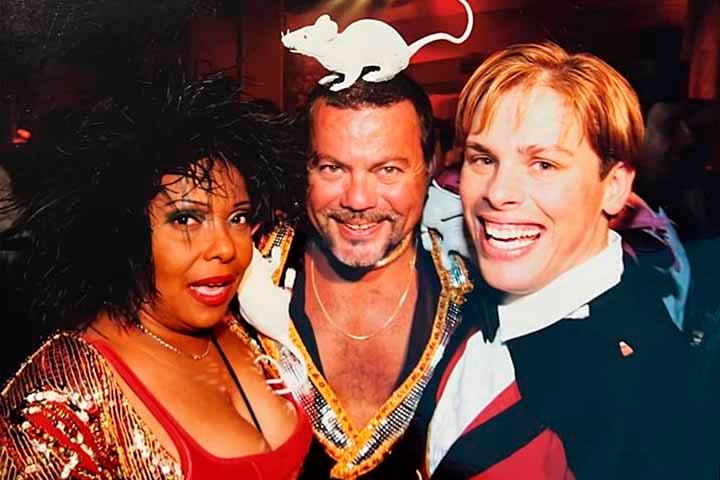 Milton também realizou trabalhos relacionados ao carnaval em Estocolmo, Londres e Johanesburgo. Trabalhou como cenógrafo de Shows em Angola e Brasil, para artistas como Luan Santana e Ney Matogrosso.