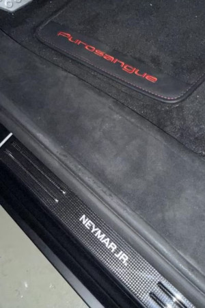 Neymar publicou foto do interior da Ferrari que adquiriu