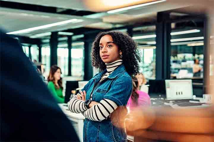 Em Bête Noire (S07E02), uma crítica especializada em doces se vê forçada a trabalhar com uma antiga desafeta, reacendendo ressentimentos e disputas mal resolvidas. Ambientado num cenário aparentemente leve, o episódio expõe tensões emocionais com toques de humor ácido.