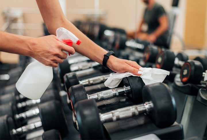 Outro ponto importante no ambiente das academias é a higiene. A prática de exercícios físicos também demanda atenção nesse aspecto, pois existe a chance de se contrair doenças de pele caso tenha contato com determinados lugares.