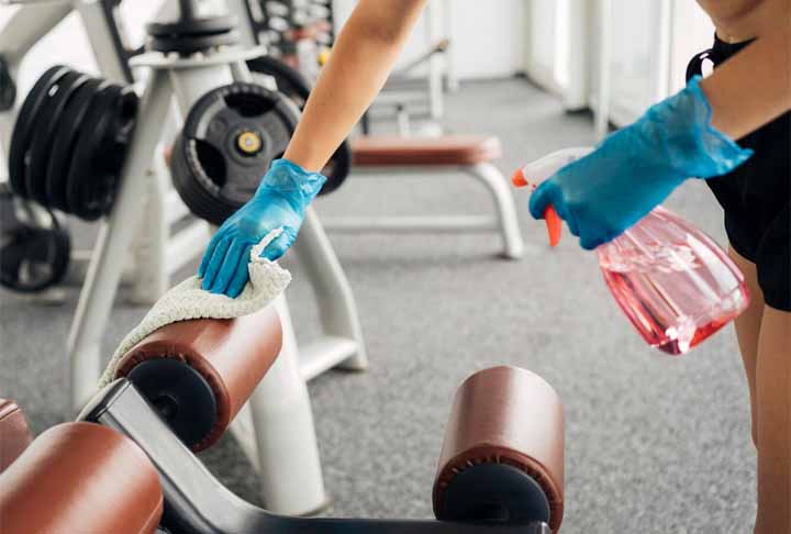 Com a forte transpiração, o corpo pode ficar vulnerável ao ataque de fungos e bactérias. Por esse motivo, é preciso higienizar os aparelhos com álcool gel, visto que uma grande quantidade de pessoas os utilizam. O contato do suor com bancos e encostos, assim como o calor e umidade, podem gerar micoses. 