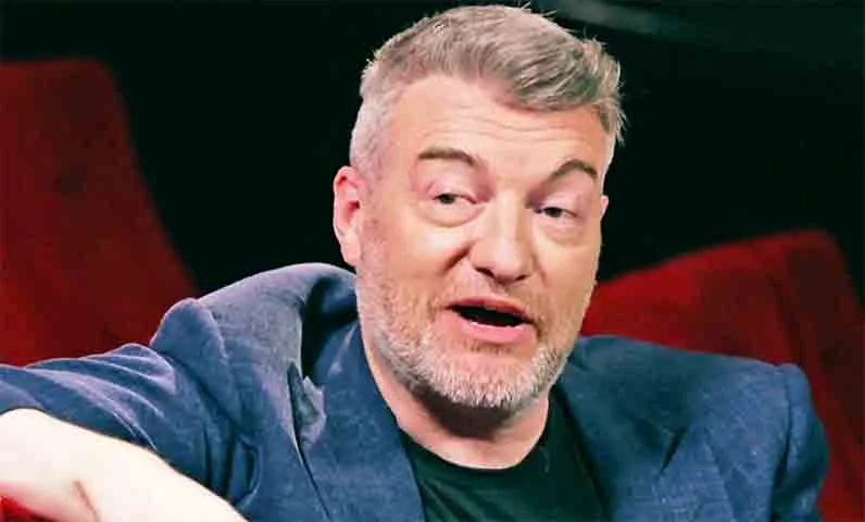 O responsável por essa visão é o britânico Charlie Brooker, roteirista e jornalista com histórico de textos afiados sobre mídia e cultura. Antes de Black Mirror, ele já era conhecido por seu humor ácido e sua crítica à forma como a tecnologia e os meios de comunicação moldam nosso comportamento.