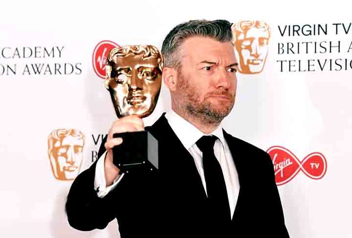 Em Black Mirror, Brooker canalizou essa inquietação em roteiros provocadores que mesclam sátira, drama e terror psicológico. Sua escrita é marcada por ironia, pessimismo lúcido e criatividade, criando universos verossímeis e inquietantes.