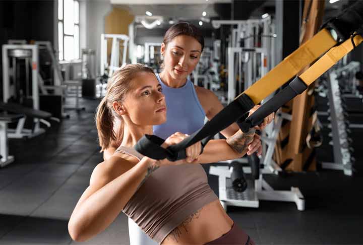 Sobre o revezamento de aparelhos, é algo comum em academias, e os alunos devem chegar a um acordo de forma educada e civilizada. Em muitos locais, o revezamento em horários de pico torna-se quase que obrigatório pelo bom senso e o bom funcionamento das séries e aulas produzidas naquele ambiente.