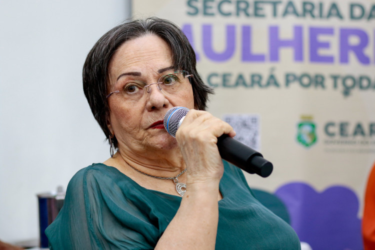 FORTALEZA, CEARÁ, BRASIL, 14-05-2025: Ato de desagravo à Maria da Penha, que fez palestra sobre a Lei e suas dificuldades na Casa da Mulher Brasileira. (Samuel Setubal/ O Povo)