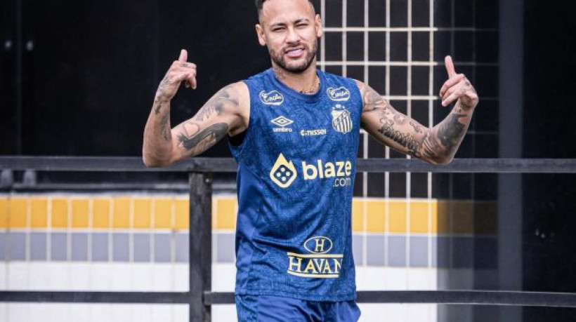 Jogador tem usado dois modelos distintos de Porsches para apresentar-se no CT Rei Pelé, em Santos, e dar prosseguimento à recuperação da lesão