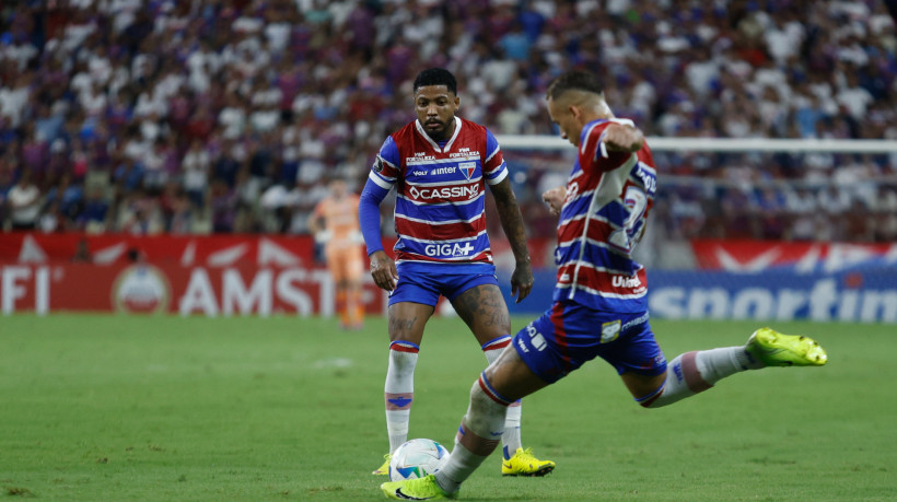 FORTALEZA, CEARÁ,  BRASIL- 13..05..2025:  Marinho e Breno Lopes.Fortaleza x Atlético Bucaramanga, no Arena Castelão. /Daniel Galber Especial para O POVO)